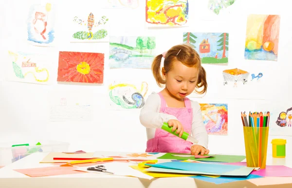 Little girl making crafts — Stock Photo, Image