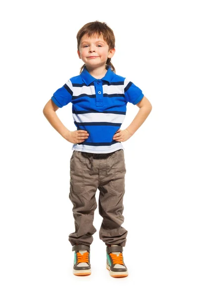 Liten pojke i blå t-shirt — Stockfoto