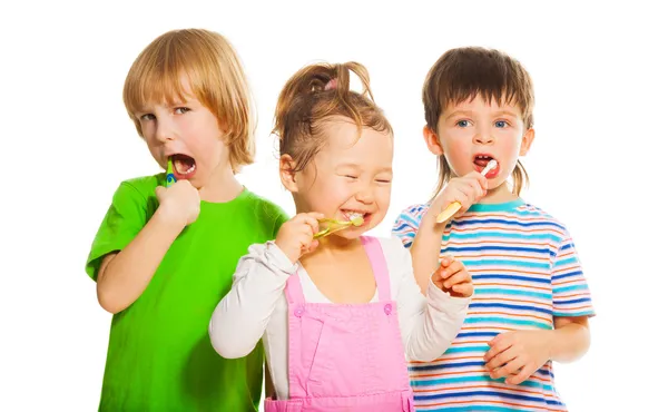 Crianças escovando dentes — Fotografia de Stock