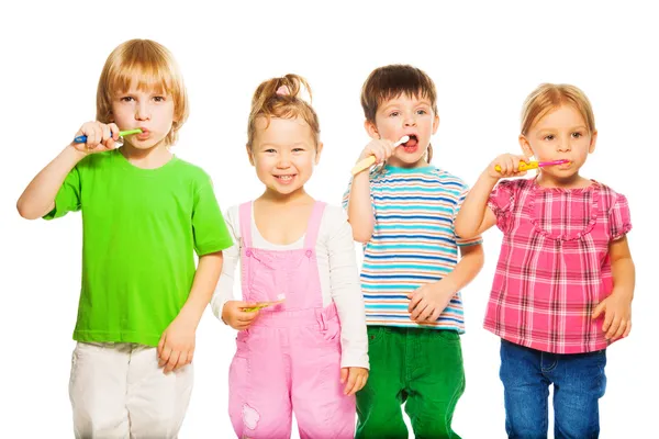 Kinder beim Zähneputzen — Stockfoto