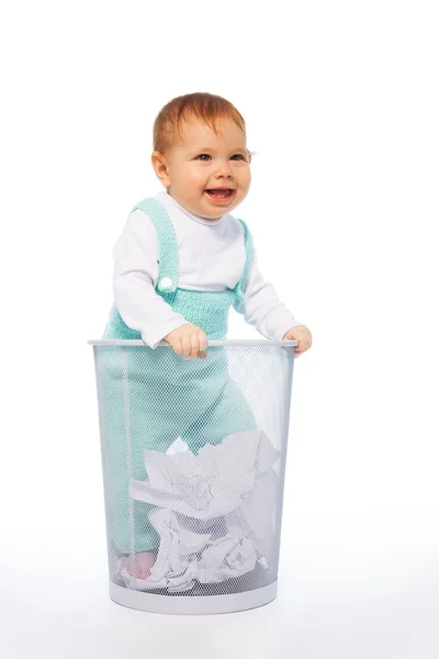 Ребенок в мусорном контейнере — стоковое фото