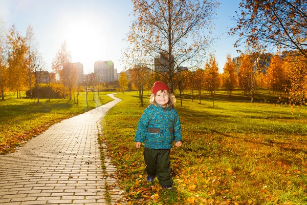 Gülen çocuk sonbahar Park — Stok fotoğraf