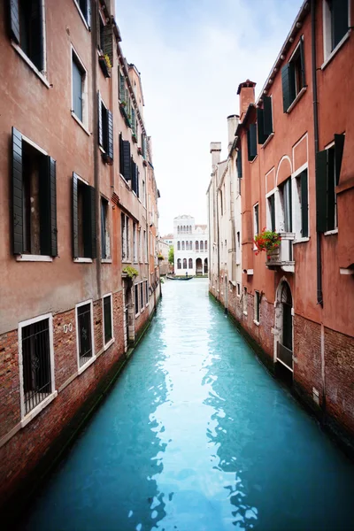 Pequeno canal em Veneza — Fotografia de Stock