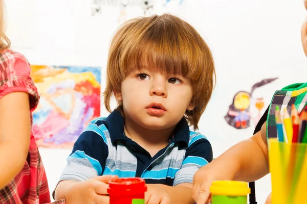 Liten pojke i konst klassrummet — Stockfoto