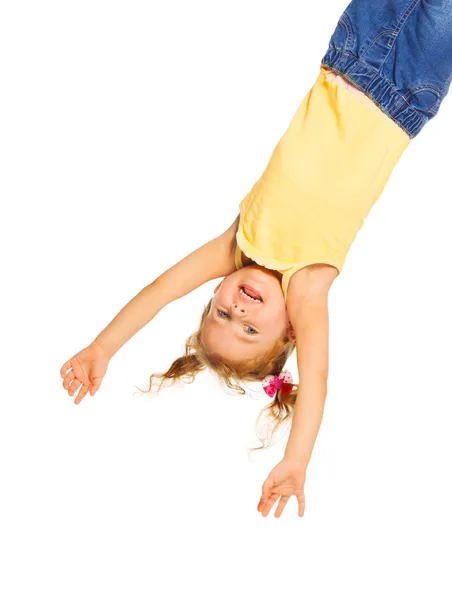 Ragazza appesa a testa in giù — Foto Stock