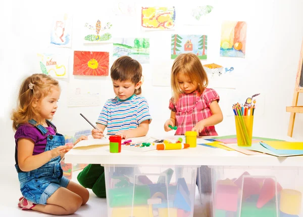 Niños creativos en la lección —  Fotos de Stock