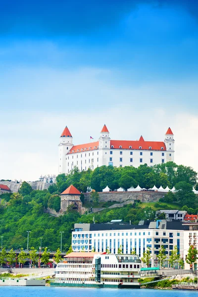 Панорама Братиславского замка — стоковое фото