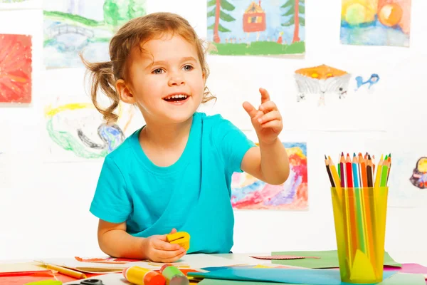 Смеющаяся девочка в детском саду — стоковое фото