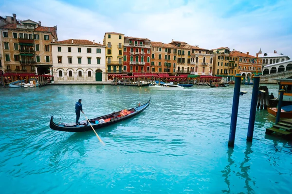 Gondelier in gondel in Venetië — Stockfoto