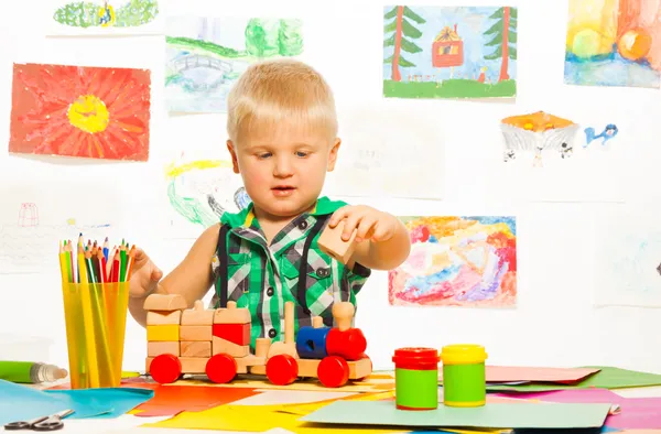 Garçon dans la classe d'art préscolaire — Photo