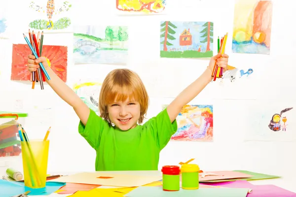 Niño con lápices de color — Foto de Stock