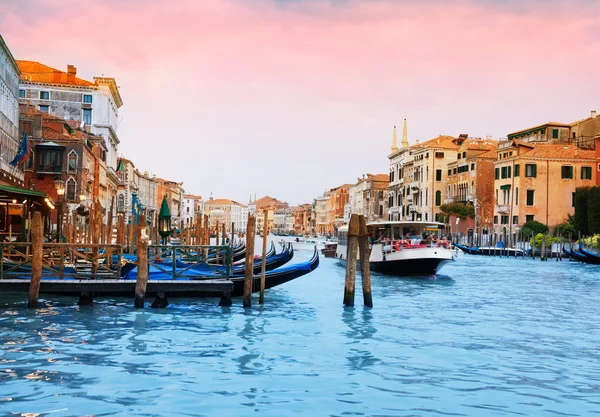 Boten en gondels in Venetië — Stockfoto