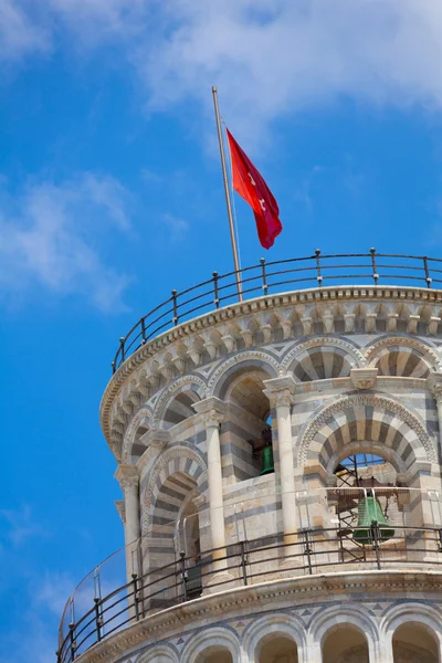 Schiefer Turm mit Fahne — Stockfoto