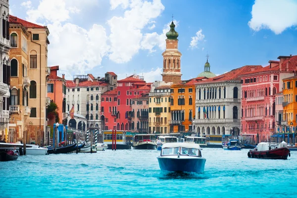 Gran canal y muchos barcos — Foto de Stock