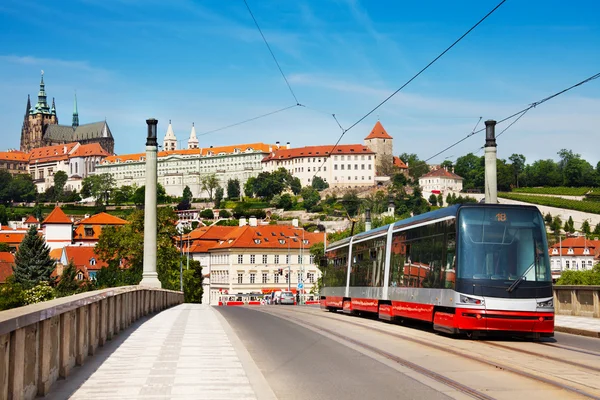 Moderne Straßenbahn in Prag — Stockfoto