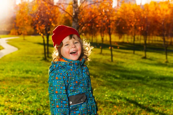 Mutlu gülümseyen çocuğun portresi — Stok fotoğraf