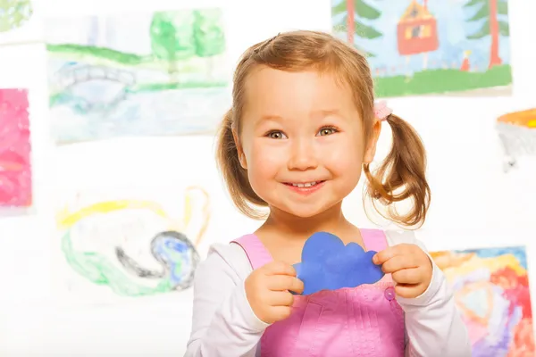 Hermosa chica con papel de color — Foto de Stock