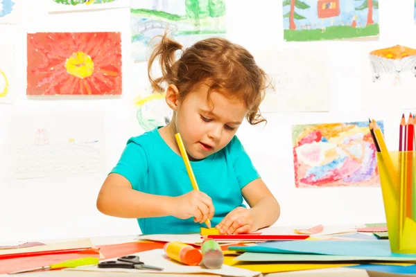 Niña dibujando —  Fotos de Stock