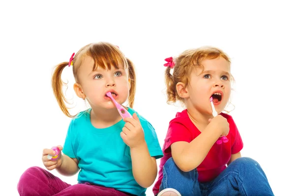 Små flickor med tandborste — Stockfoto