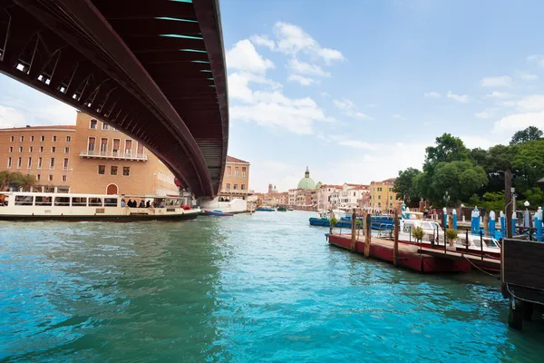 Sous un pont moderne à Venise — Photo