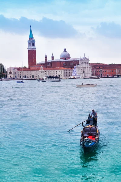 Gondoliere auf der Gondel in Venedig — Stockfoto