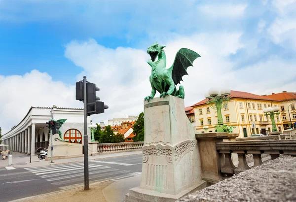 Statue and bridge of the Dragon — Stock Photo, Image