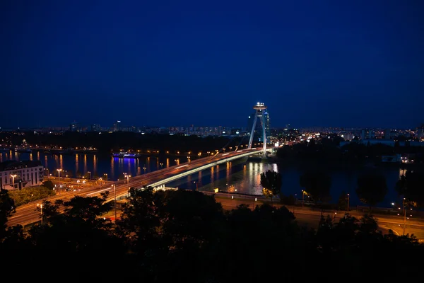 在布拉迪斯拉多瑙河的大桥 — 图库照片