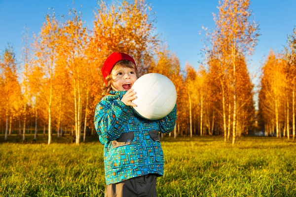 Trzymając piłkę biały chłopiec zadumany — Zdjęcie stockowe