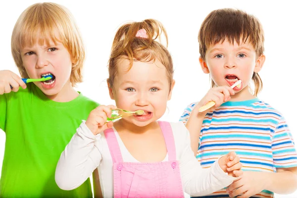 Niños cepillándose los dientes —  Fotos de Stock