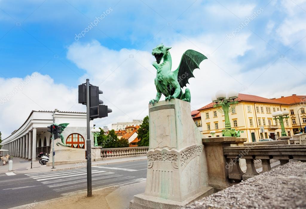Statue and bridge of the Dragon