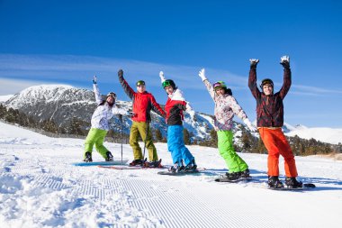 Bir kayakçı ve dört snowboard