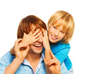 küçük çocuk sürpriz mutlu baba