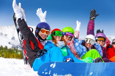 Ellerini yukarı kaldırarak gözlük takan insanlar gülümsüyor