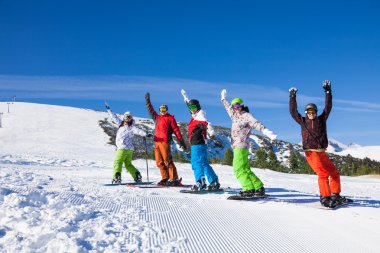 kayakçı ve snowboard düşkünleri Dağları arka planda