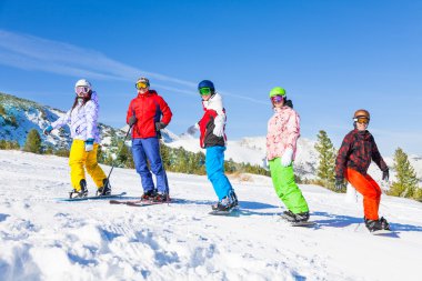 kayakçı ve snowboard düşkünleri gitmeye hazır