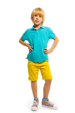 oğlan mavi tişört ve sarı bir pantolon