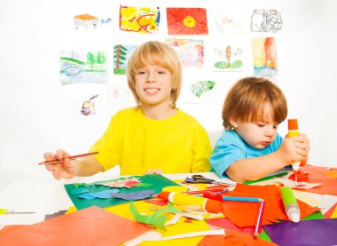 küçük çocuklar kağıt kesme ve tutkal craft çizmek
