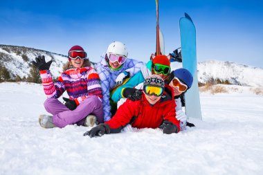 gülümseyen snowboard eğleniyor
