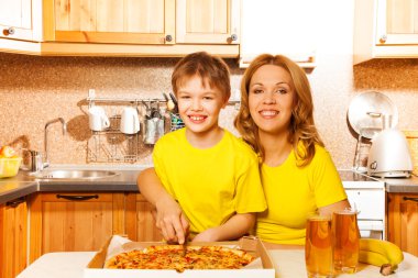 pizza Dilimleme mutlu anne ve çocuk