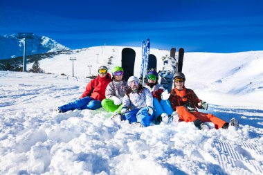 dağlar arka plan arkadaşlar