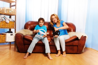 Anne ve çocuk direksiyon ile oynama