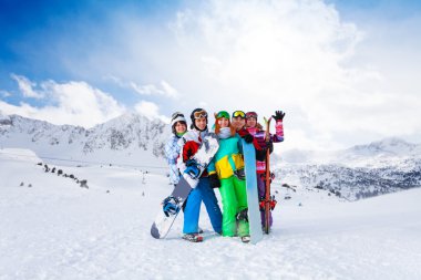 arkadaşları Dağları arka planda