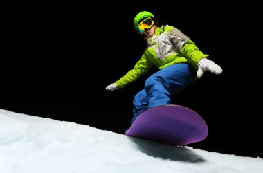 Kız dağdan snowboard ile slayt hazır