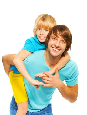 padre piggyback suo figlio