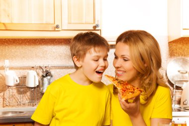 oğlan ve annesi birlikte pizza yemeye hazır