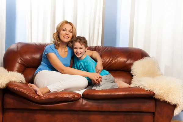 Mamma sta abbracciando un bambino felice — Foto Stock