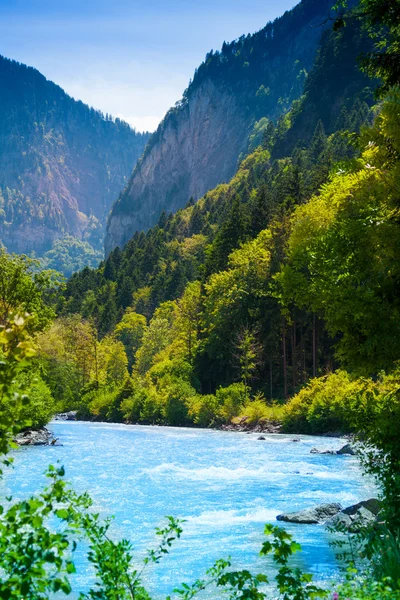 River ström med träd nära Alperna — Stockfoto