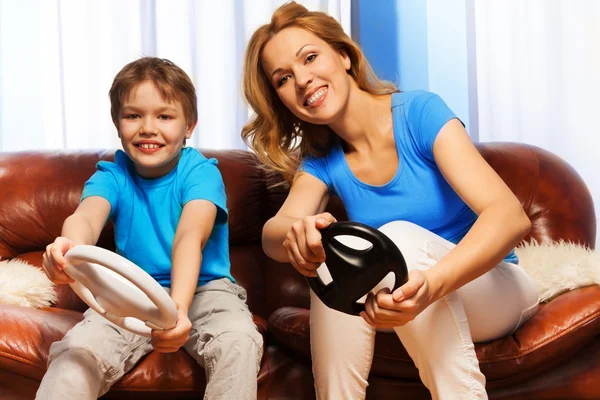 Mãe e criança brincando com volantes — Fotografia de Stock