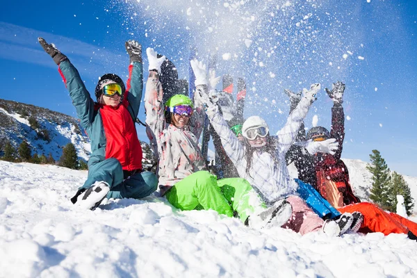 Amigos com snowboards e esquis — Fotografia de Stock