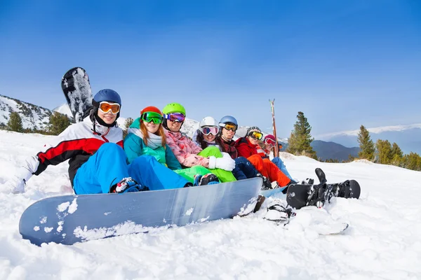 Freunde mit Schutzbrille sitzen in einer Reihe — Stockfoto